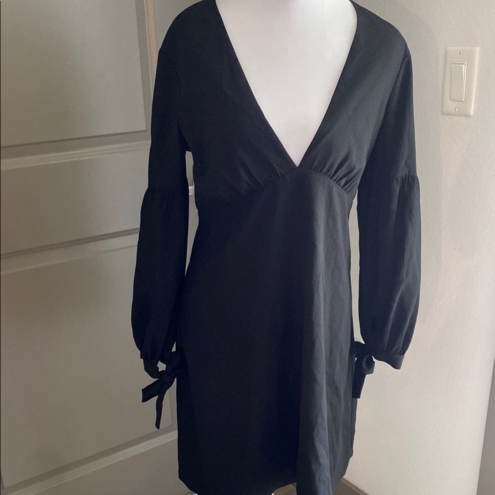 Halston Elegant Black V-Neck MIDI Dress Tie Sleeves Sz 2